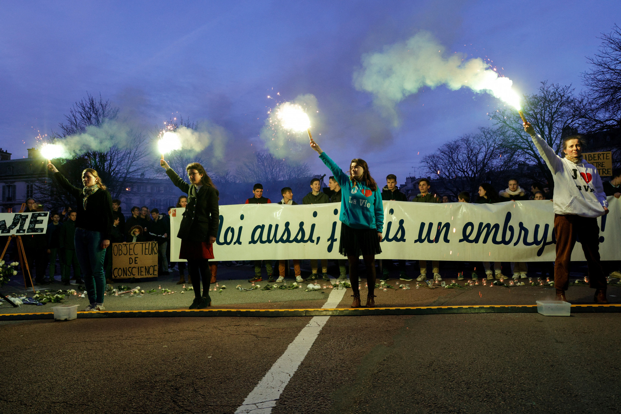 Az abortusz és az eutanázia ellen tüntetnek Versailles-ban 2024. március 4-én.