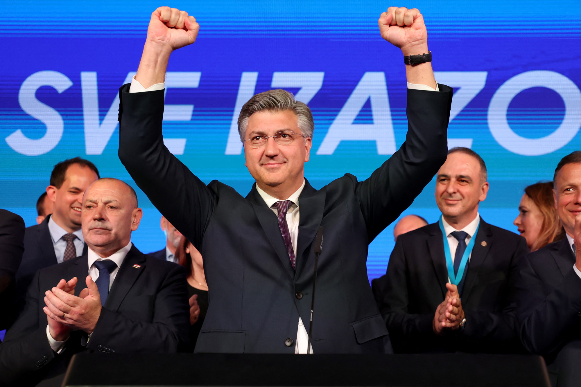 Andrej Plenković miniszterelnök ünnepli pártja, a kormányzó HDZ győzelmét.