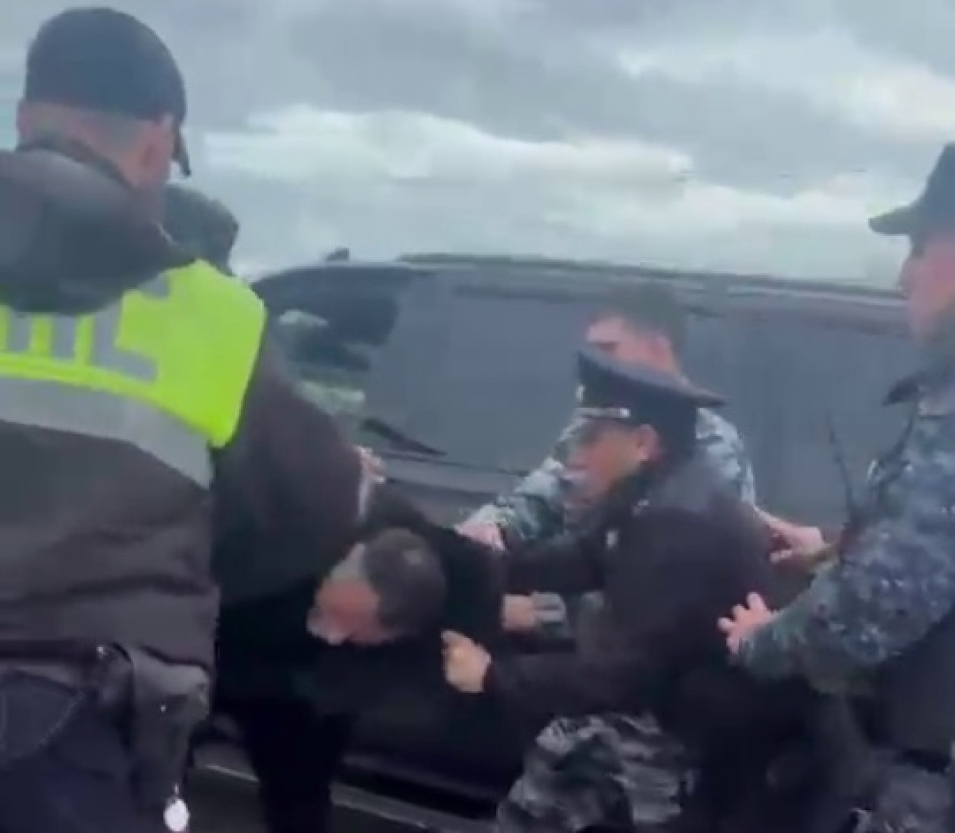 El akarta ütni a rendőröket a csuma részegen vezető csecsen miniszter, majd 11 kocsival megjöttek az emberei, hogy erővel kiszabadítsák