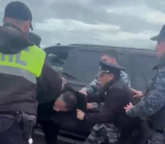 El akarta ütni a rendőröket a csumarészegen vezető csecsen miniszter, majd 11 kocsival megjöttek az emberei, hogy erővel kiszabadítsák