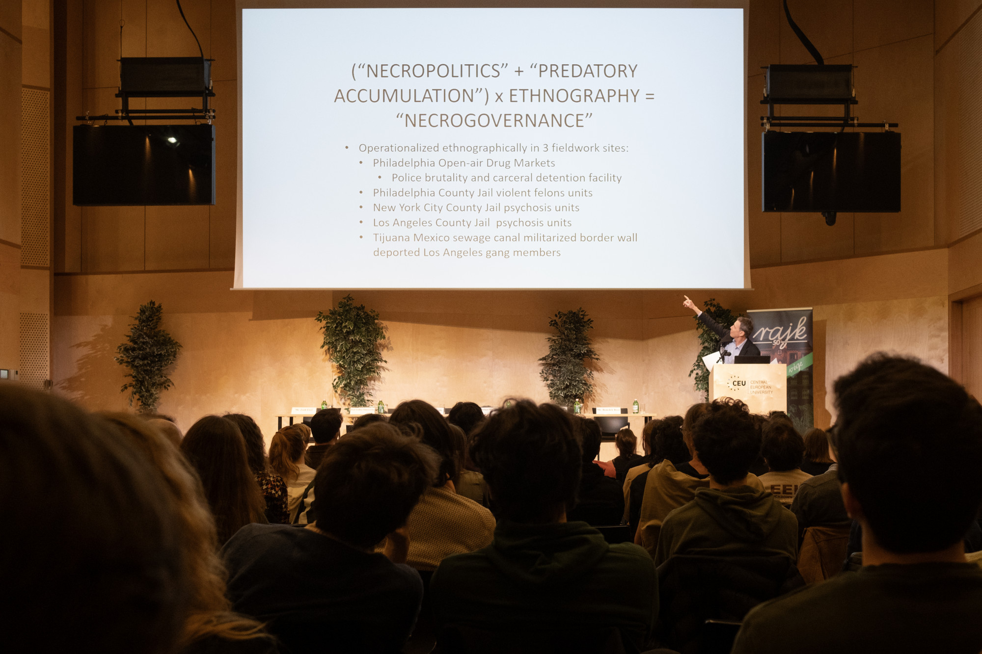 Philippe Bourgois antropológus előadása a Rajk Szakkollégium által alapított Andorka Rudolf díjátadó ünnepségen 2024. április 17-én a CEU Auditóriumában