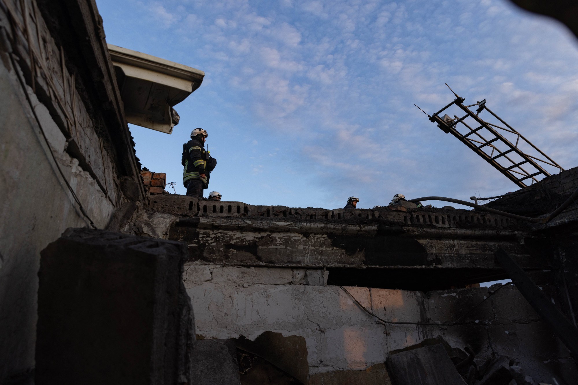 Ukrán tűzoltó Harkivban 2024. április 4-én.