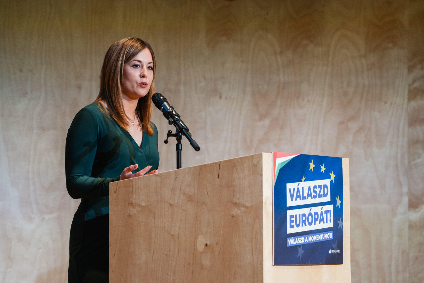 Cseh Katalin arra kéri a megafonosokat, töröljék a videót, amiben bezoomolnak a lábai közé