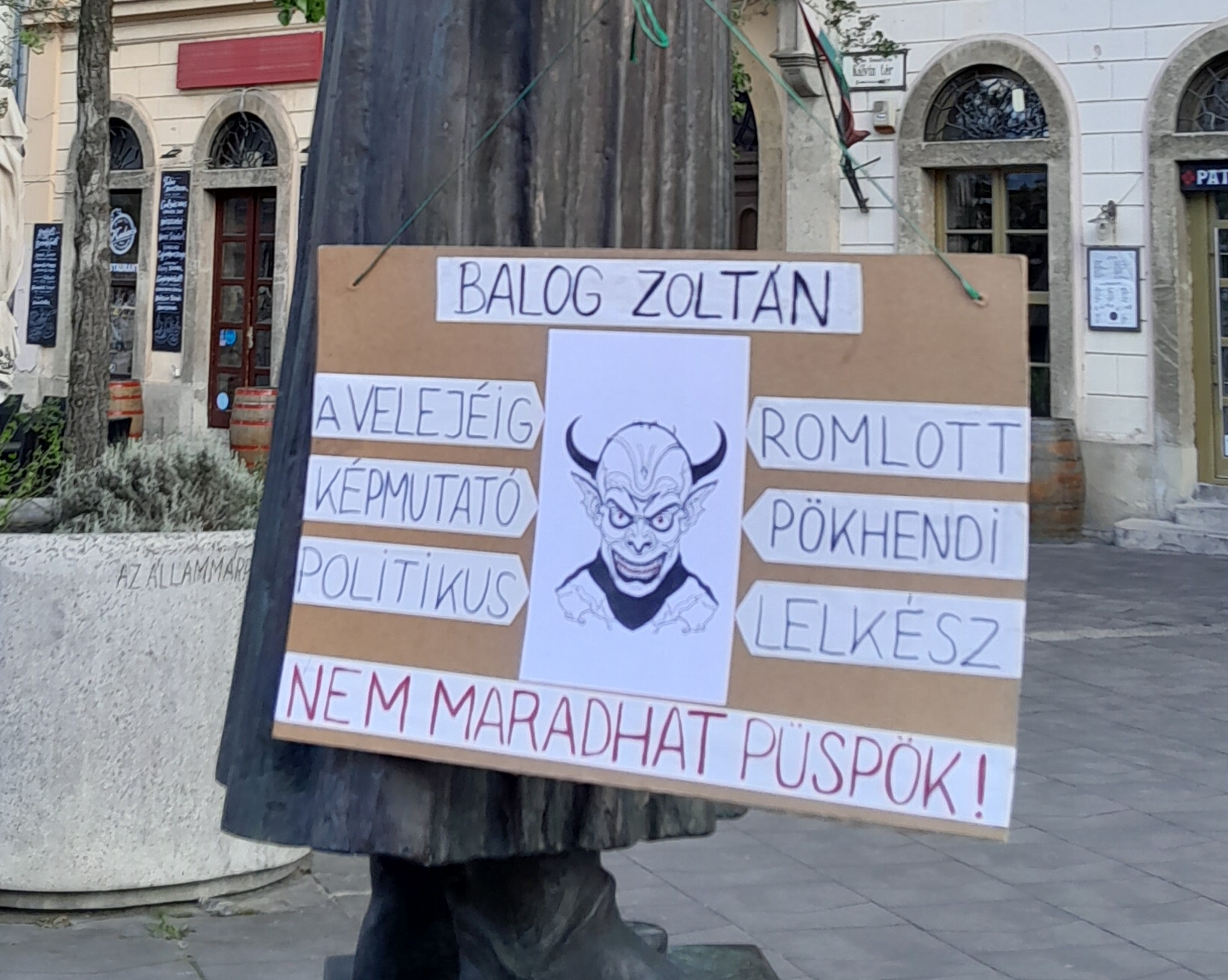 Felkészülés a zsinatra: Balog lemondását követelő táblát adtak a Kálvin-szobor kezébe