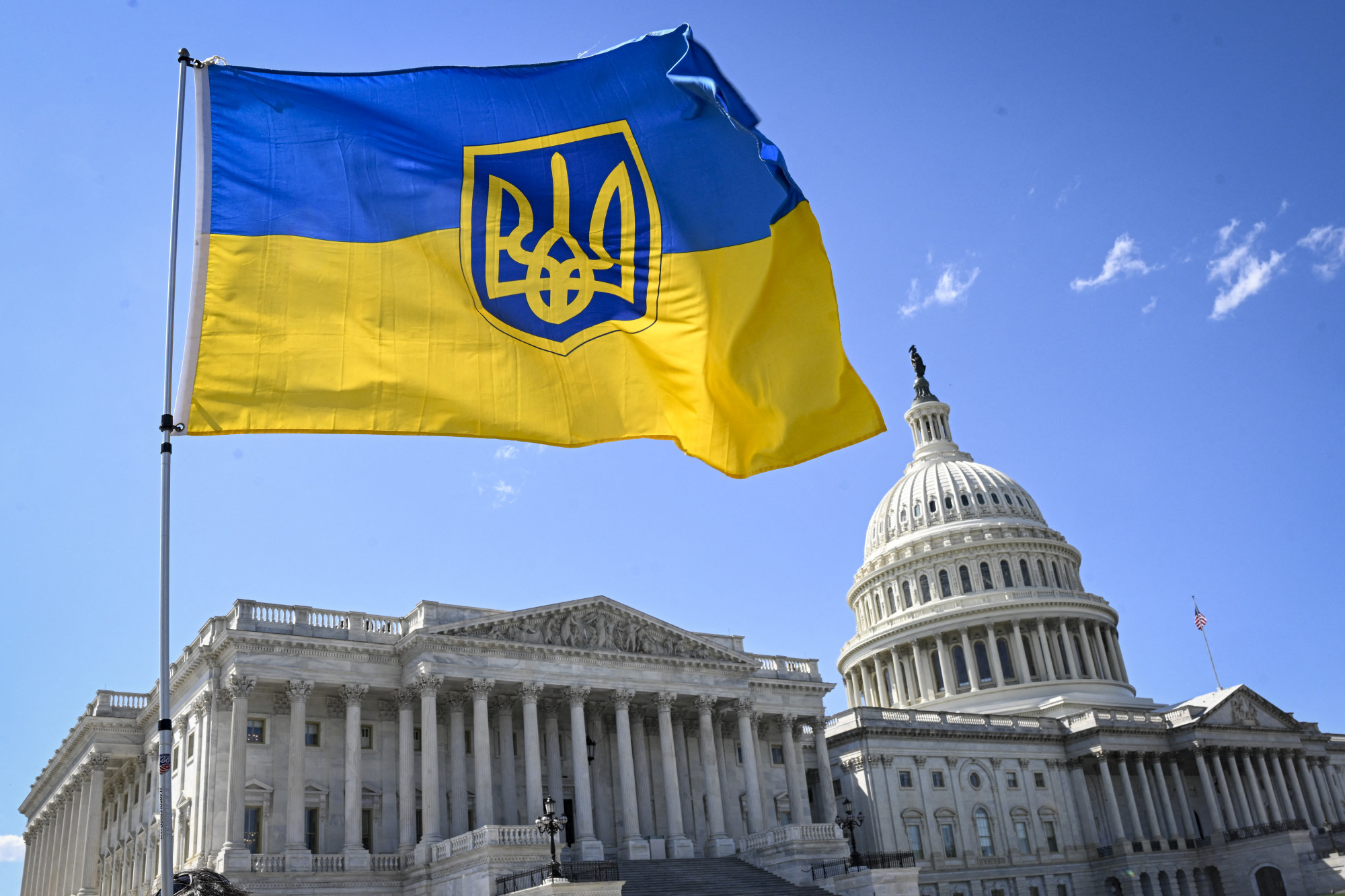 Ukrán zászlóval ünnepelnek a washingtoni Capitolium előtt április 20-án.