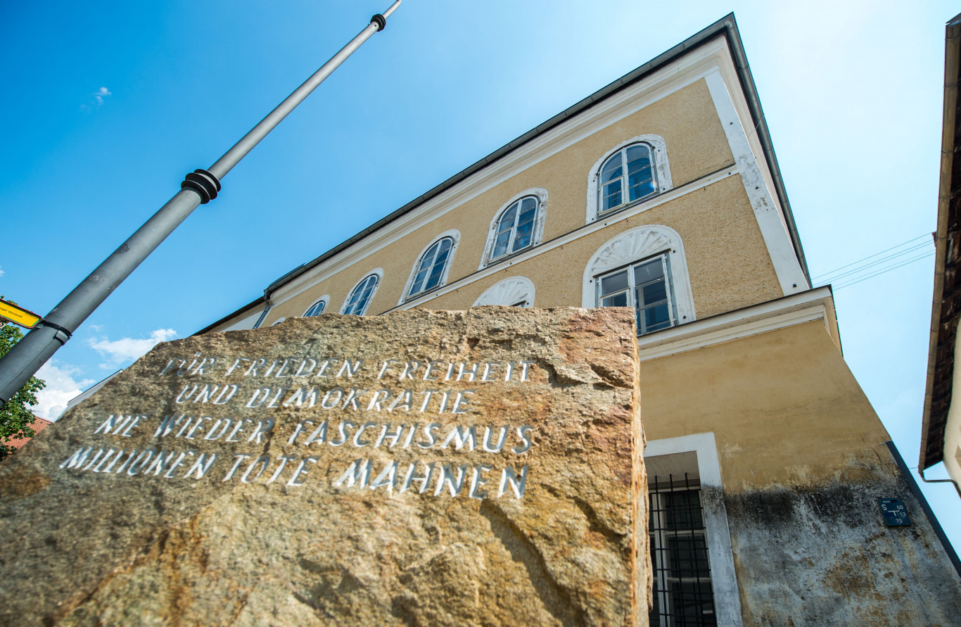 Hitler születésnapját ünnepelték a szülőházánál, feljelentették őket