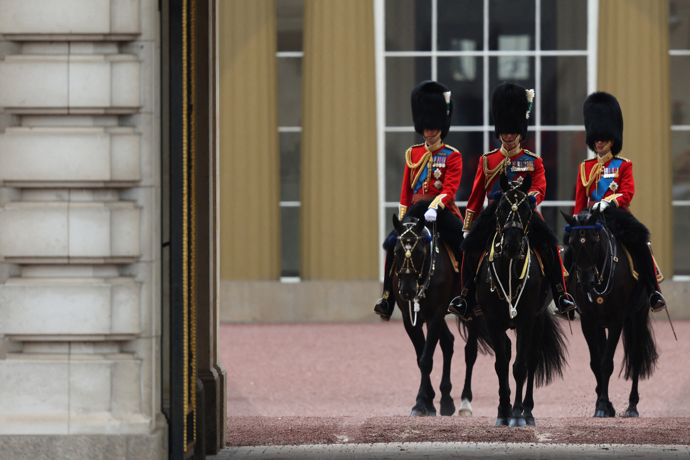 Lovak szabadultak el a Buckingham-palotából, hajtóvadászat indult ellenük