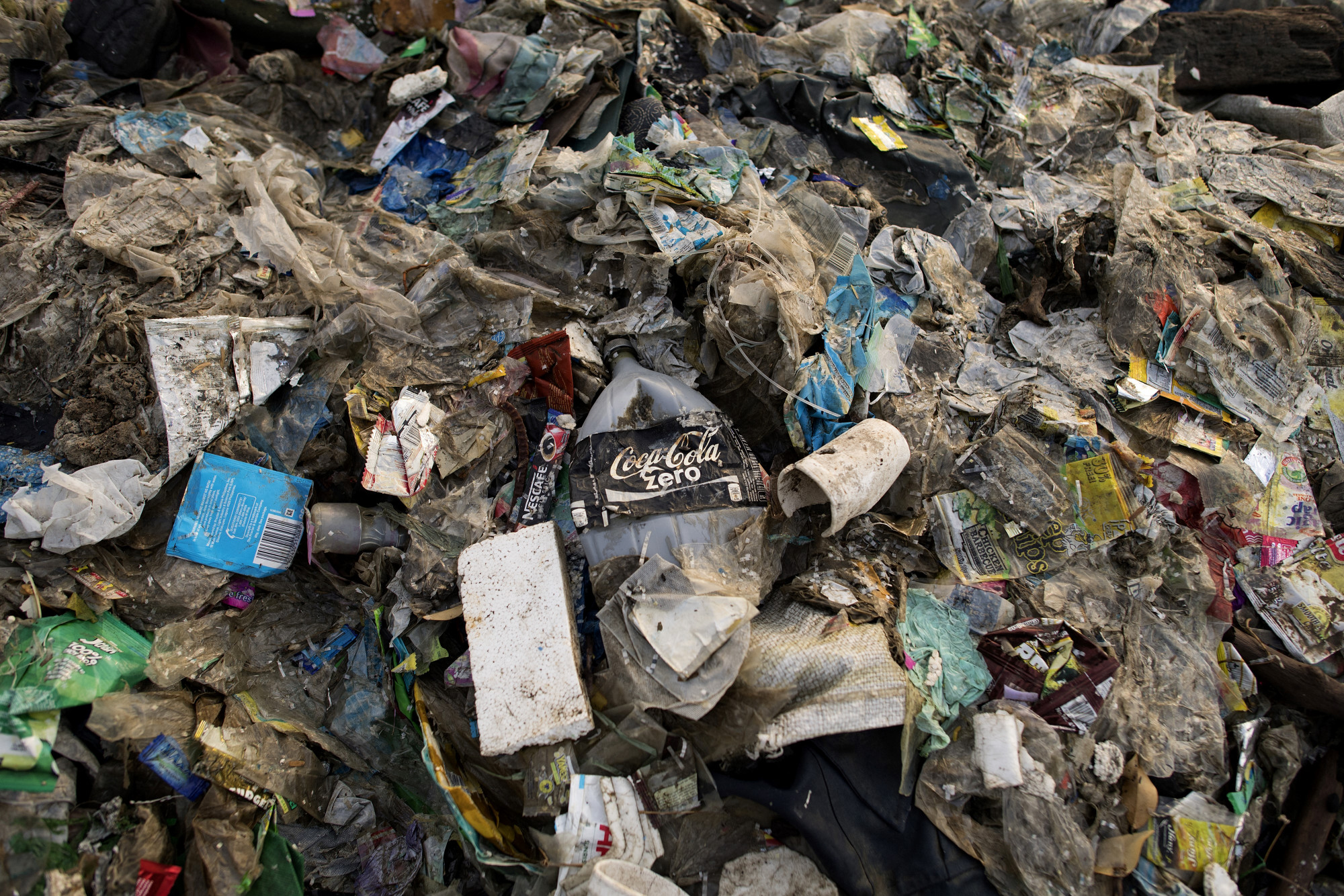 Kóla, joghurt, dohány: mindössze öt cég felelős a műanyagszennyezés negyedéért a világon