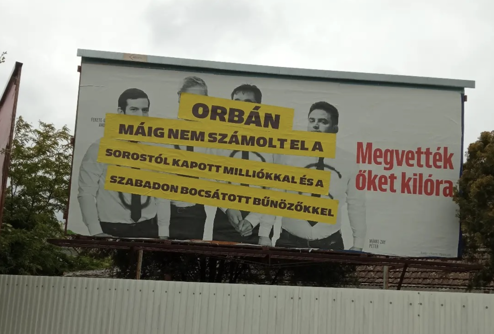 Márki-Zay Péter átragasztotta Hódmezővásárhelyen a CÖF plakátjait