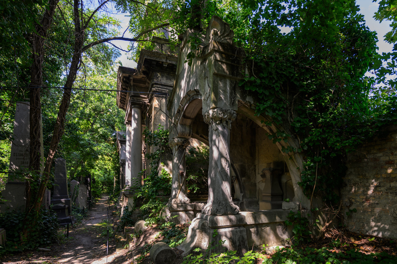 Gettósírok és nemzeti szimbólumok Budapest varázslatos sírkertjében