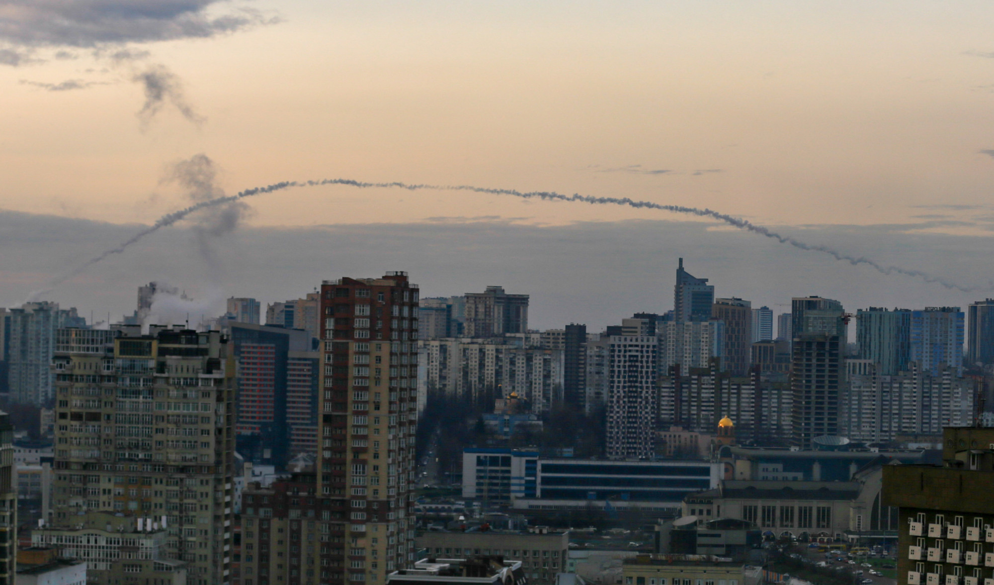 Patriot rakéta csíkja Kijev egén miután elfogott egy orosz drónt a lakónegyed fölött.