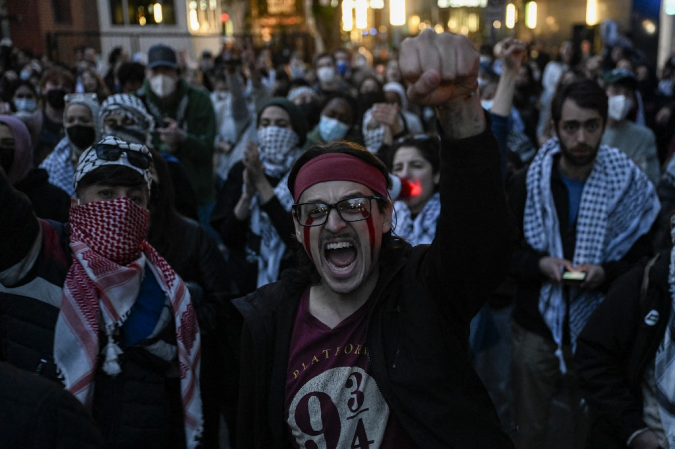 Amerikai egyetemek tucatjain tüntetnek a diákok a palesztinok mellett