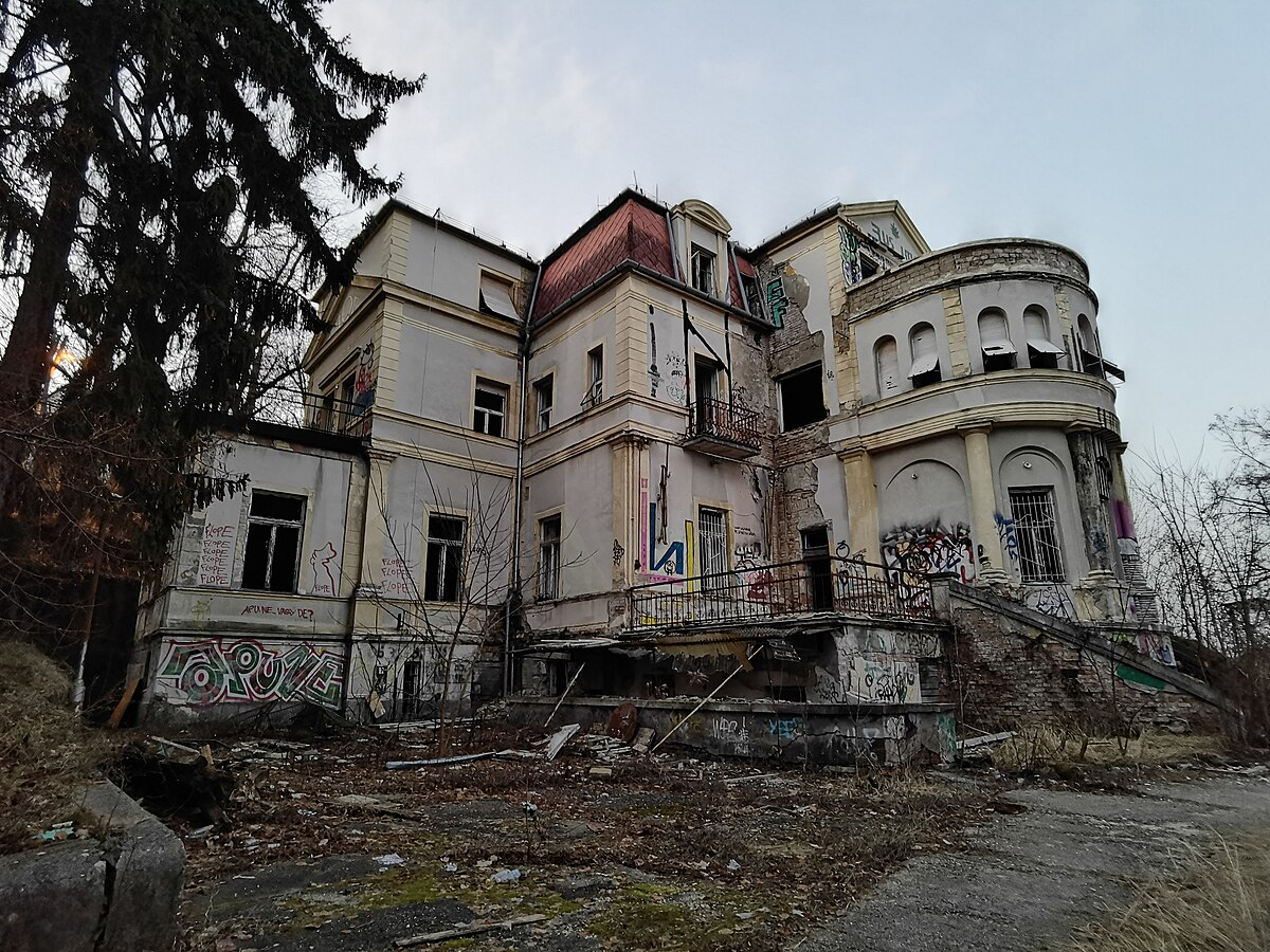 Mára teljesen lepusztult az épület, amit a vandálok is előszeretettel látogatnak