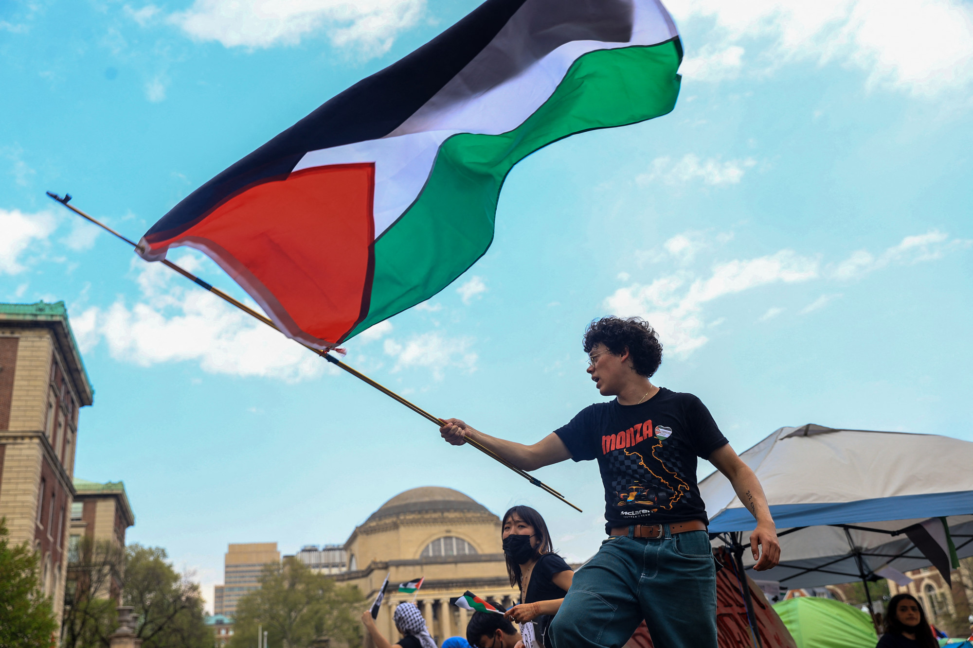Palesztin zászlót lengető diák a Columbia Egyetemen
