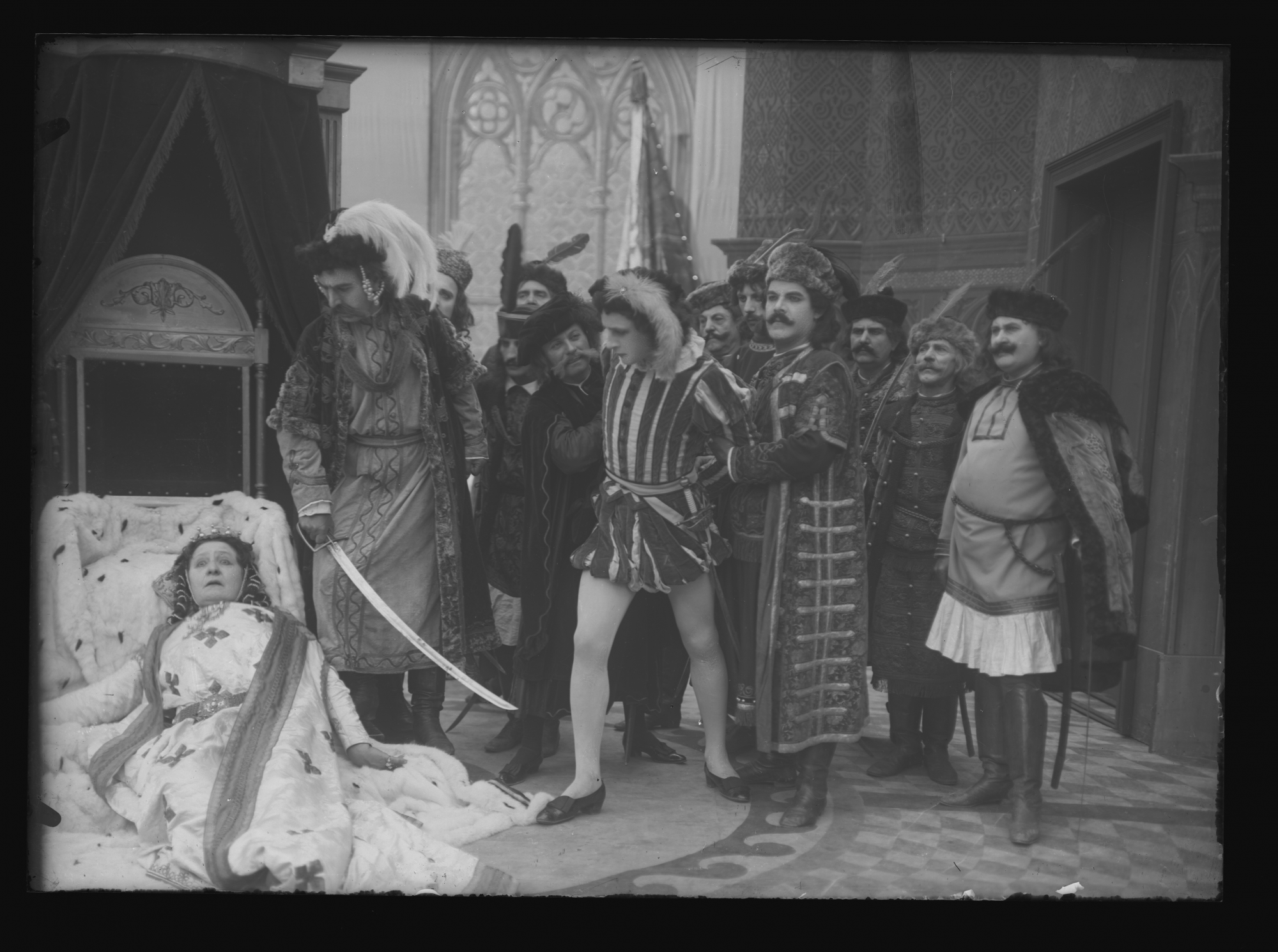 A halott Gertrudis és az őt holtan találó főurak festői csoportképe az 1914-es Bánk bánból: balra a királynét alakító Jászai Marival
