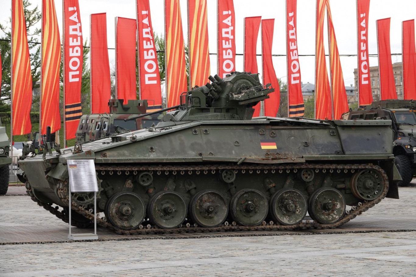 Ukrajnában zsákmányolt nyugati tankokat vonultat fel Putyin Moszkvában a Győzelem napján