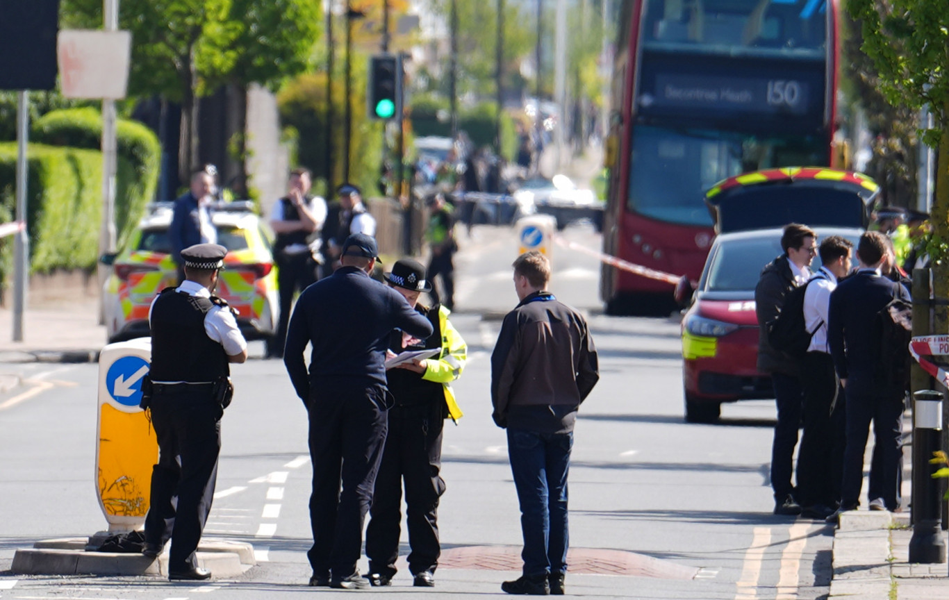 Karddal támadt emberekre egy férfi Londonban, két rendőrt is megsebesített