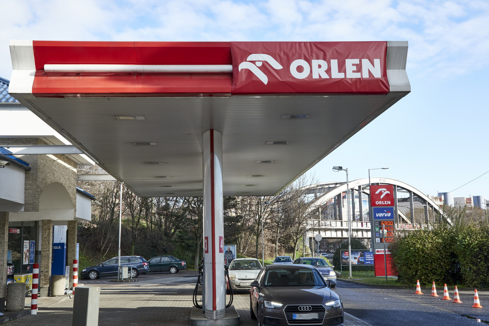A lengyel hatóságok célkeresztjében a Mollal is üzletelő energiavállalat, az Orlen volt vezetőjét már a Hamász finanszírozásával is vádolják