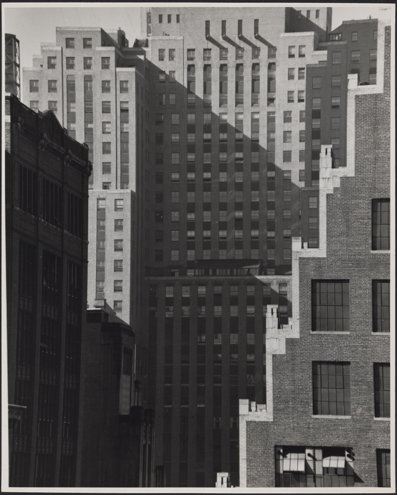 Kertész Andor / André Kertész (1894–1985), Lexington sugárút a 44. utcánál, New York 1937 később nyomtatva Zselatinos ezüst nagyítás, 24,6 × 19,7 cm, Virginia Museum of Fine Arts