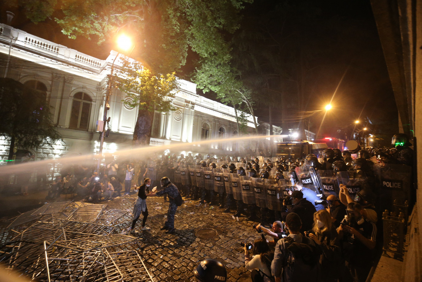 Könnygázt és vízágyút vetettek be a külföldiügynök-törvény miatt tiltakozók ellen Tbilisziben