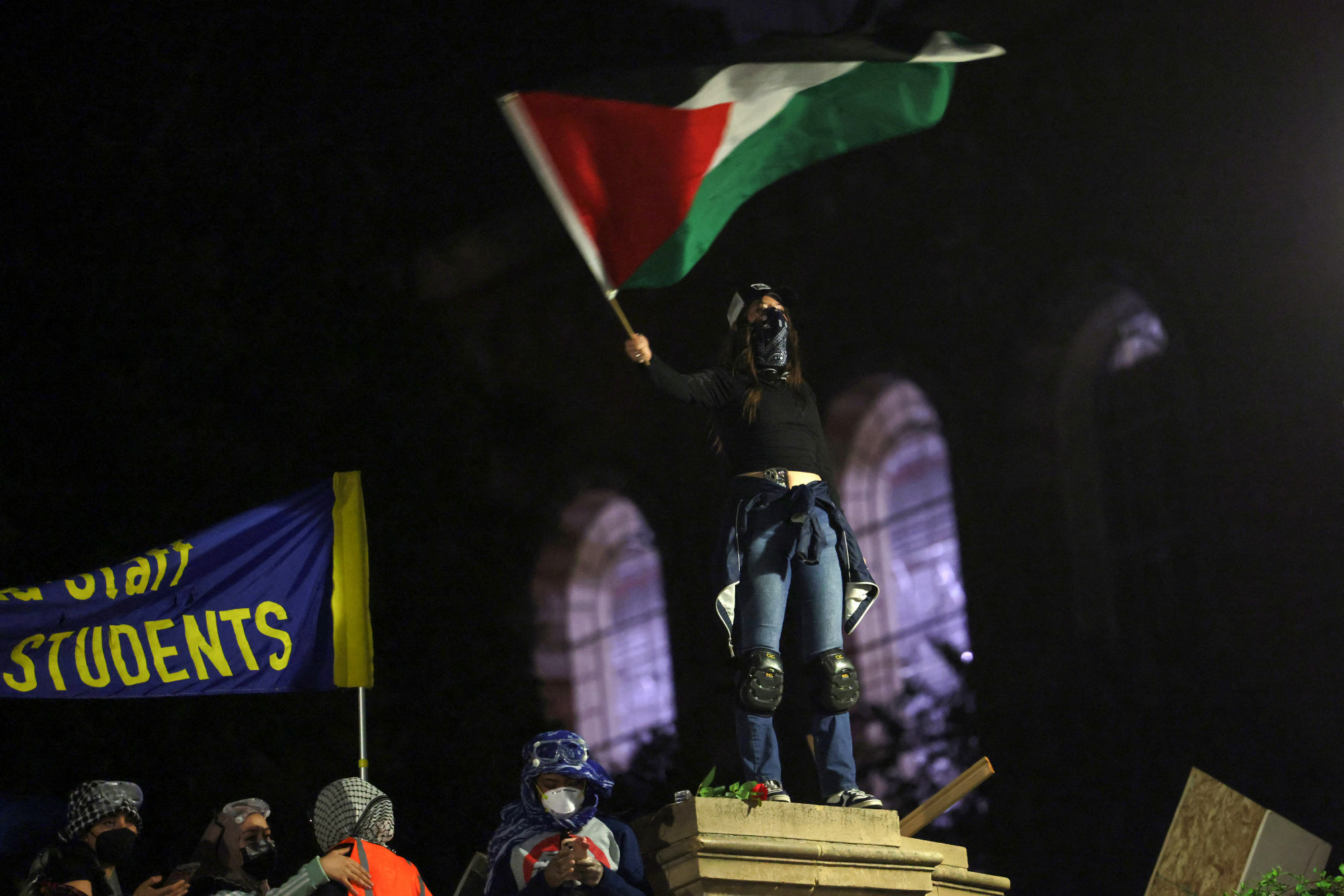 Palesztinbarát tüntető az UCLA főépülete előtt.