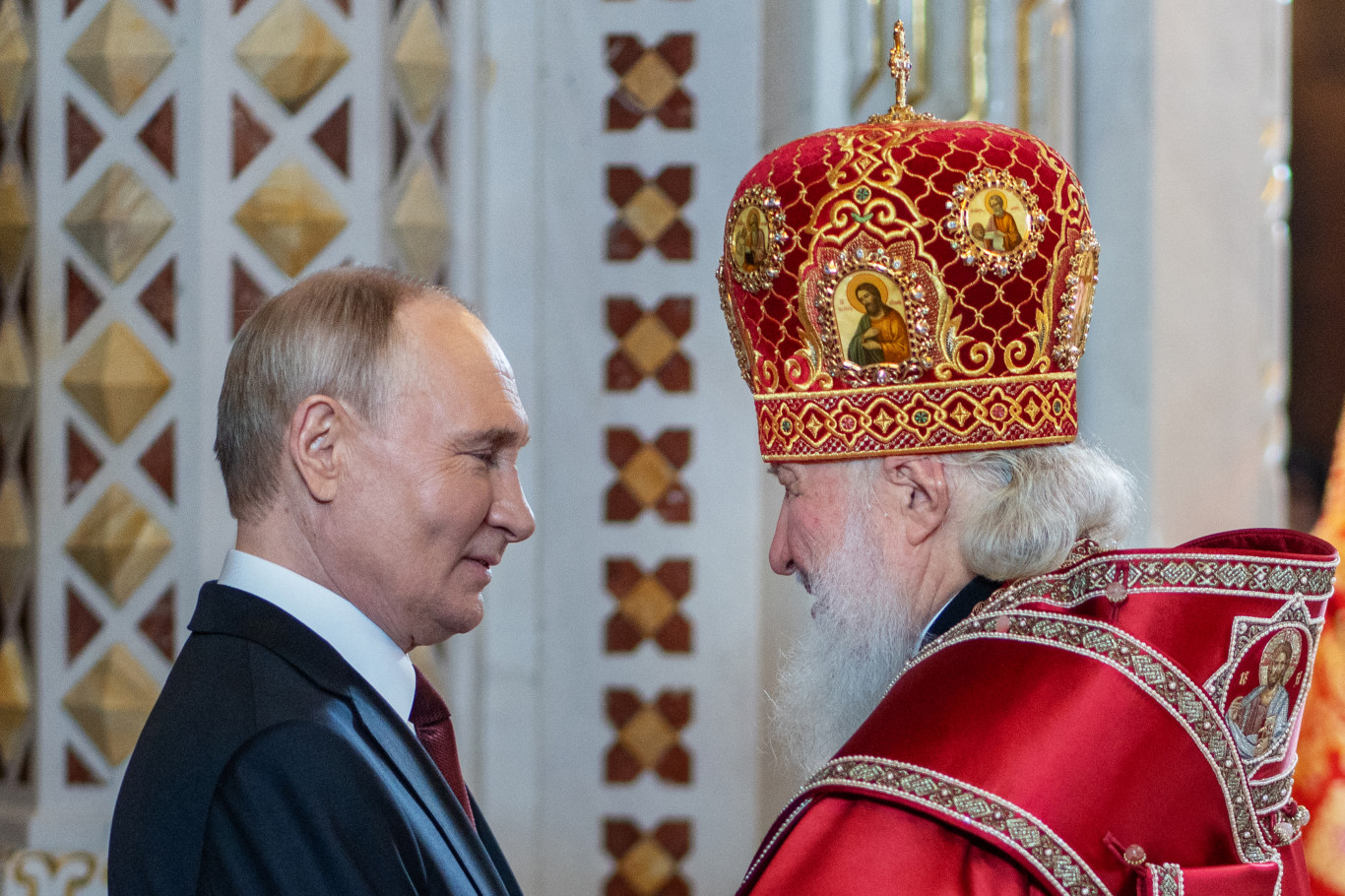 Kirill pátriárka Putyin előtt imádkozott a hazájuk védelmében elesett orosz katonákért
