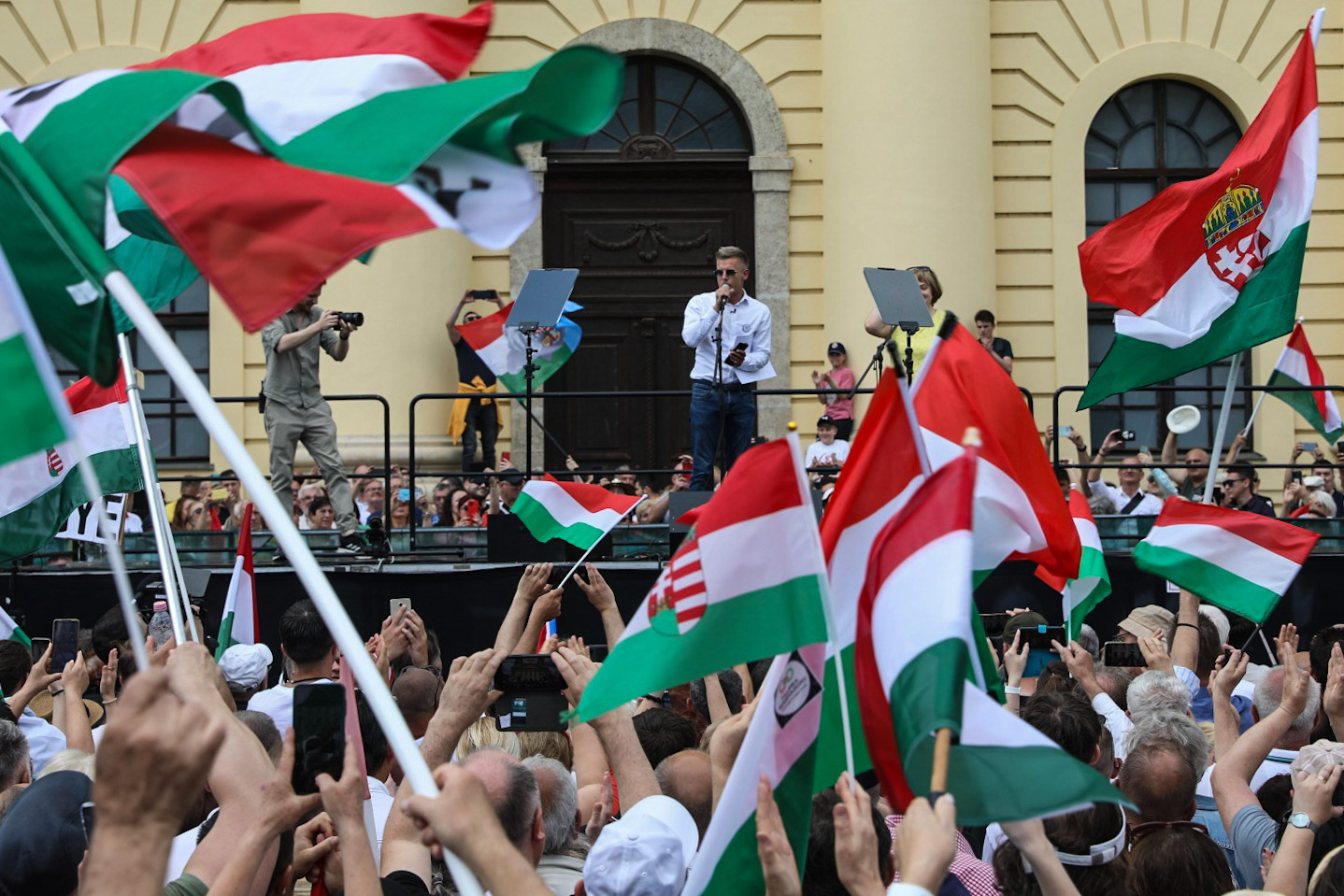 Magyar átadta a napszemüvegliciten befolyt hárommillió forintot az Igazgyöngy Alapítványnak