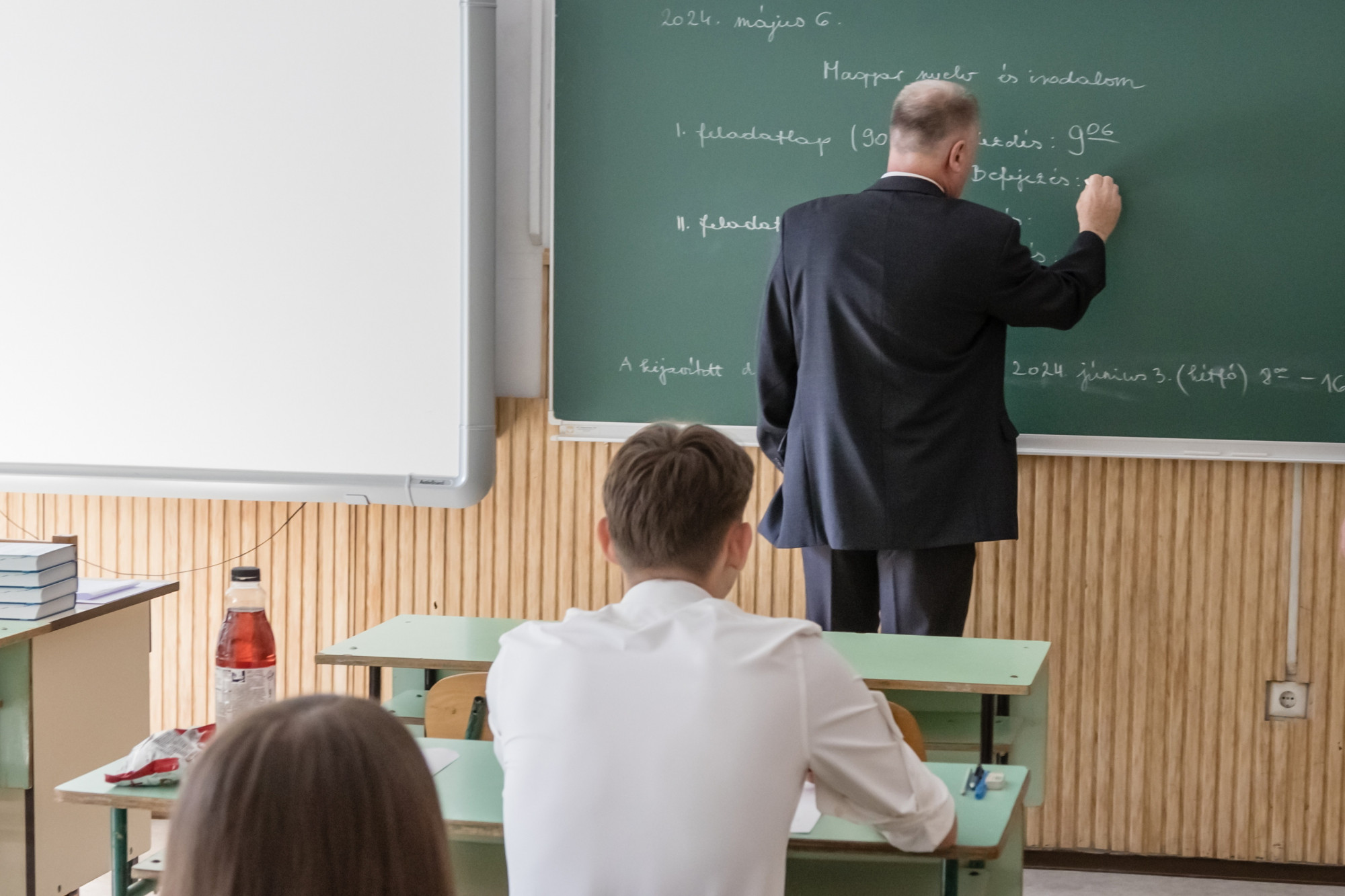 Már nem minősülnek közfeladatot ellátó személyeknek a tanárok