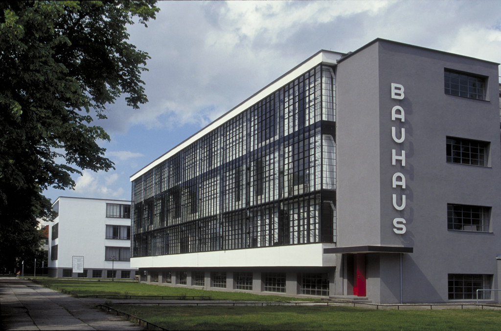 A Bauhaus iskola néhány éve helyreállított, ma múzeumként funkcionáló épülete Dessauban, Németországban