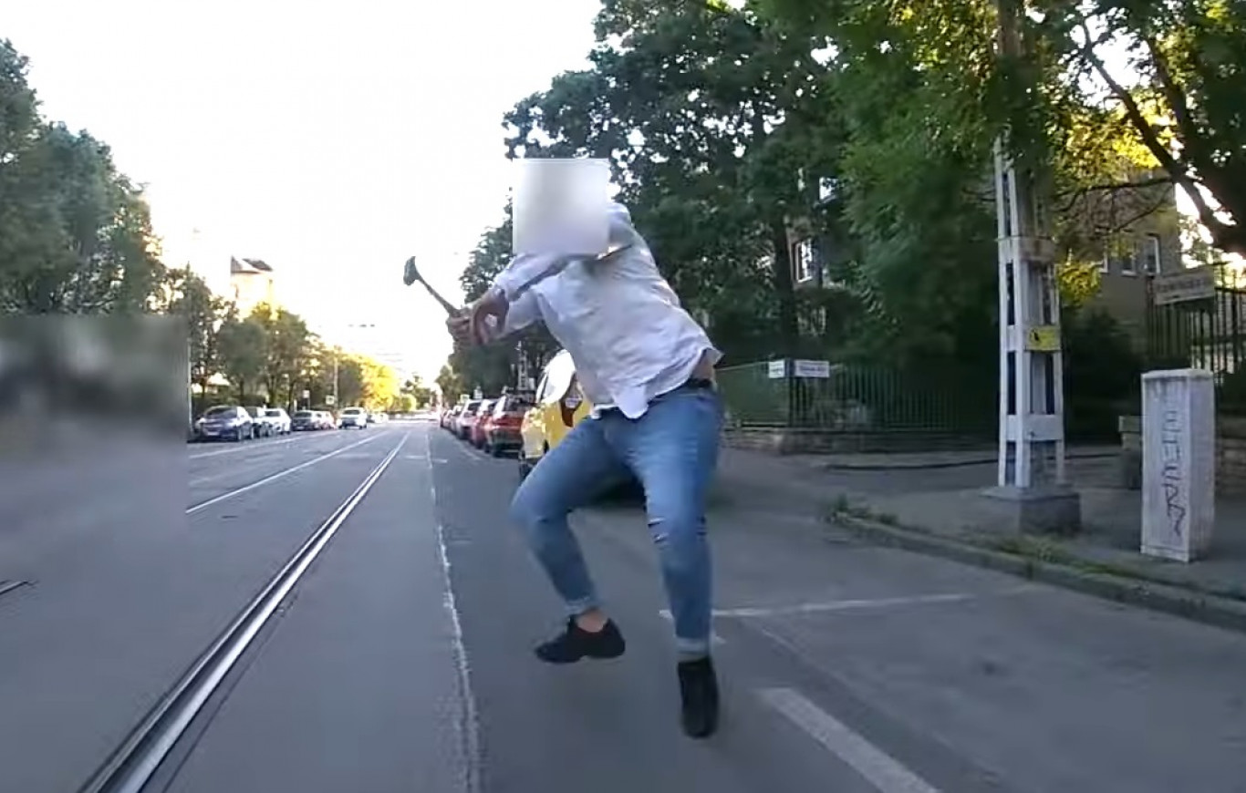 Egy biciklis bemutatott egy taxisnak, aki erre kalapácsot lóbálva várta be