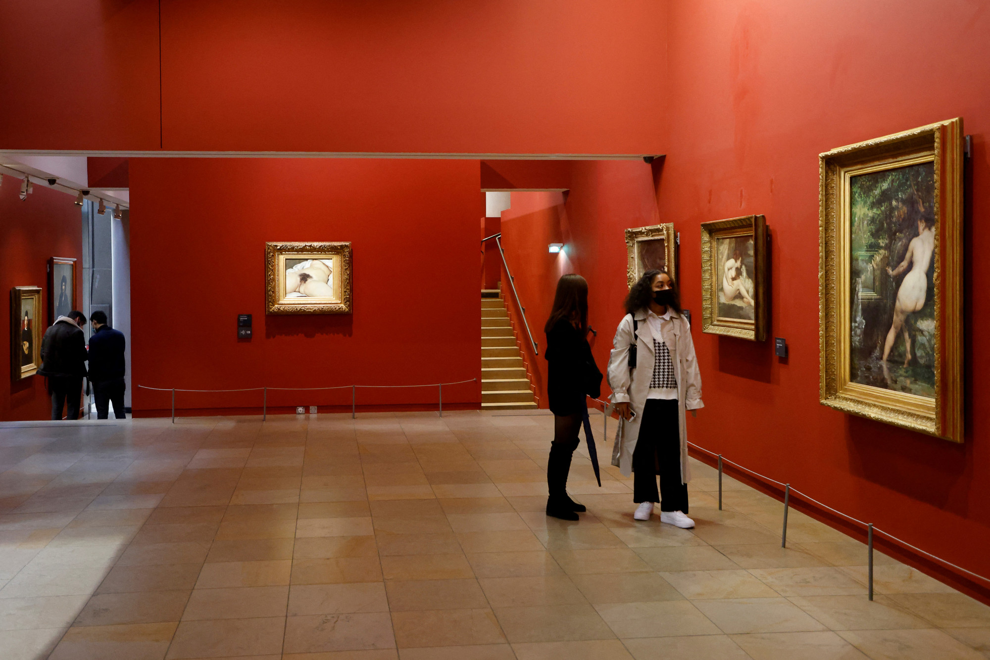 Feminista aktivisták fújták fel Gustav Courbet pinafestményére a MeToo feliratot