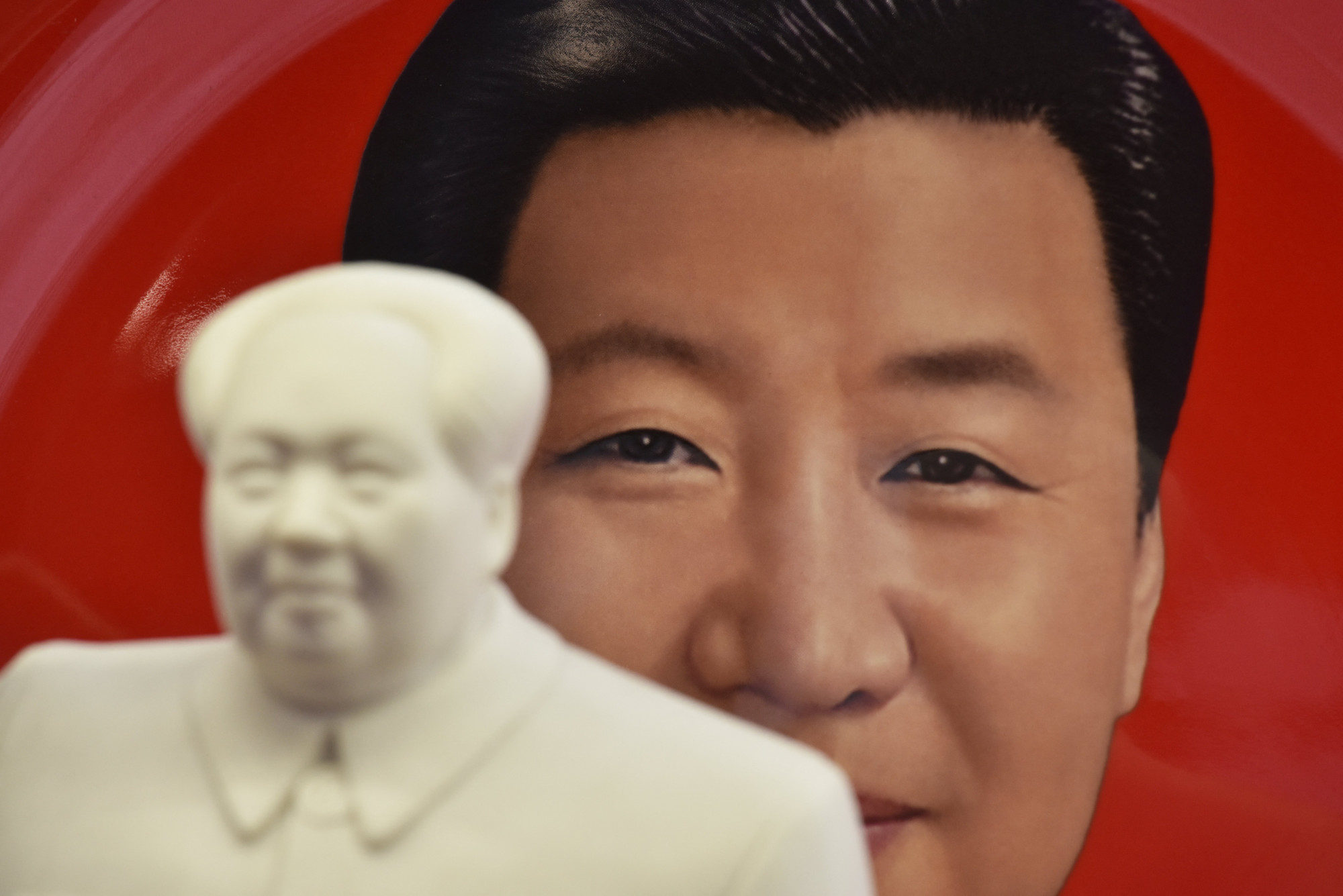 Mao és Hszi relikviák egy pekingi szuvenírboltban