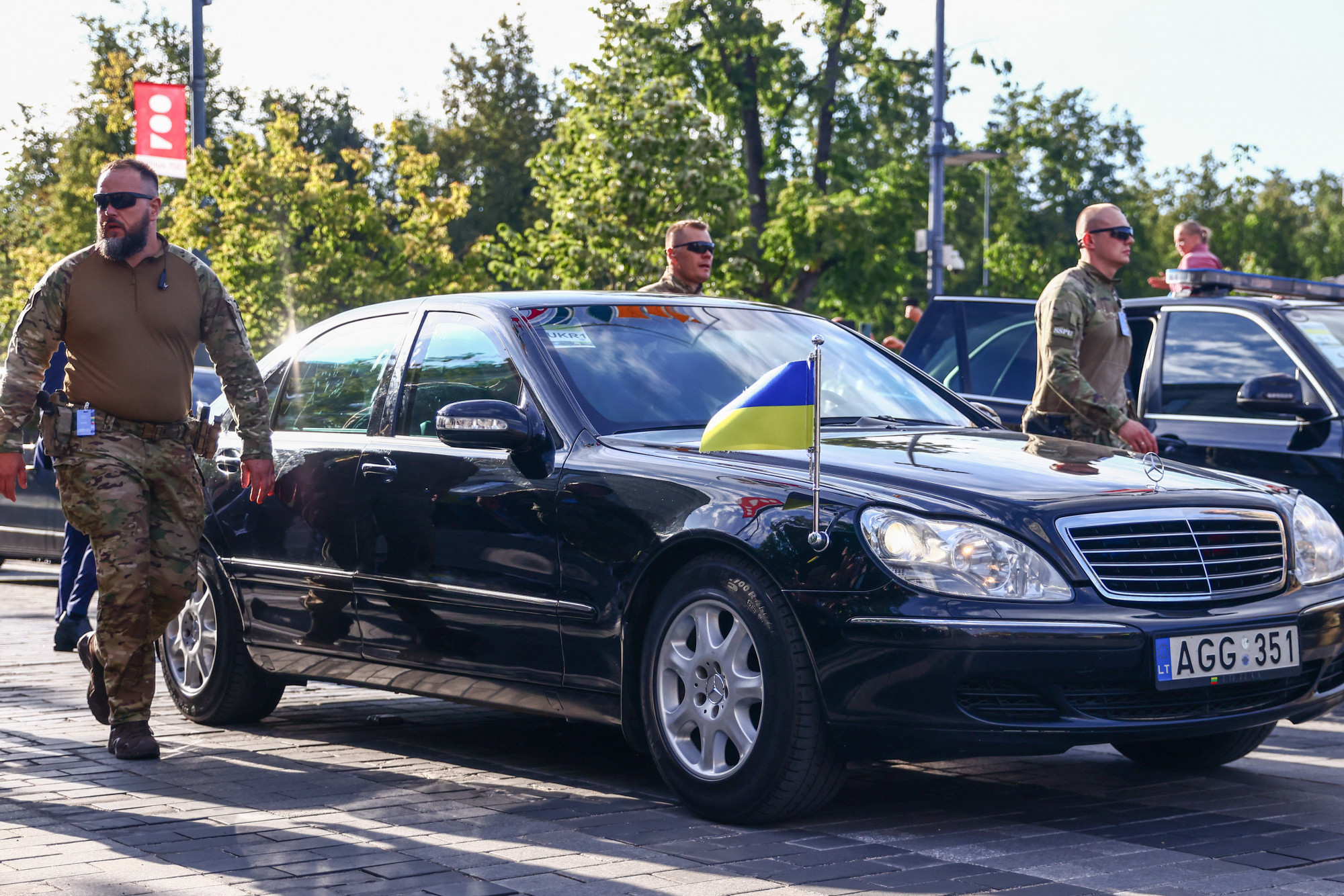 Zelenszkij autója a testőrei gyűrűjében Vilniusban tavaly júliusban.