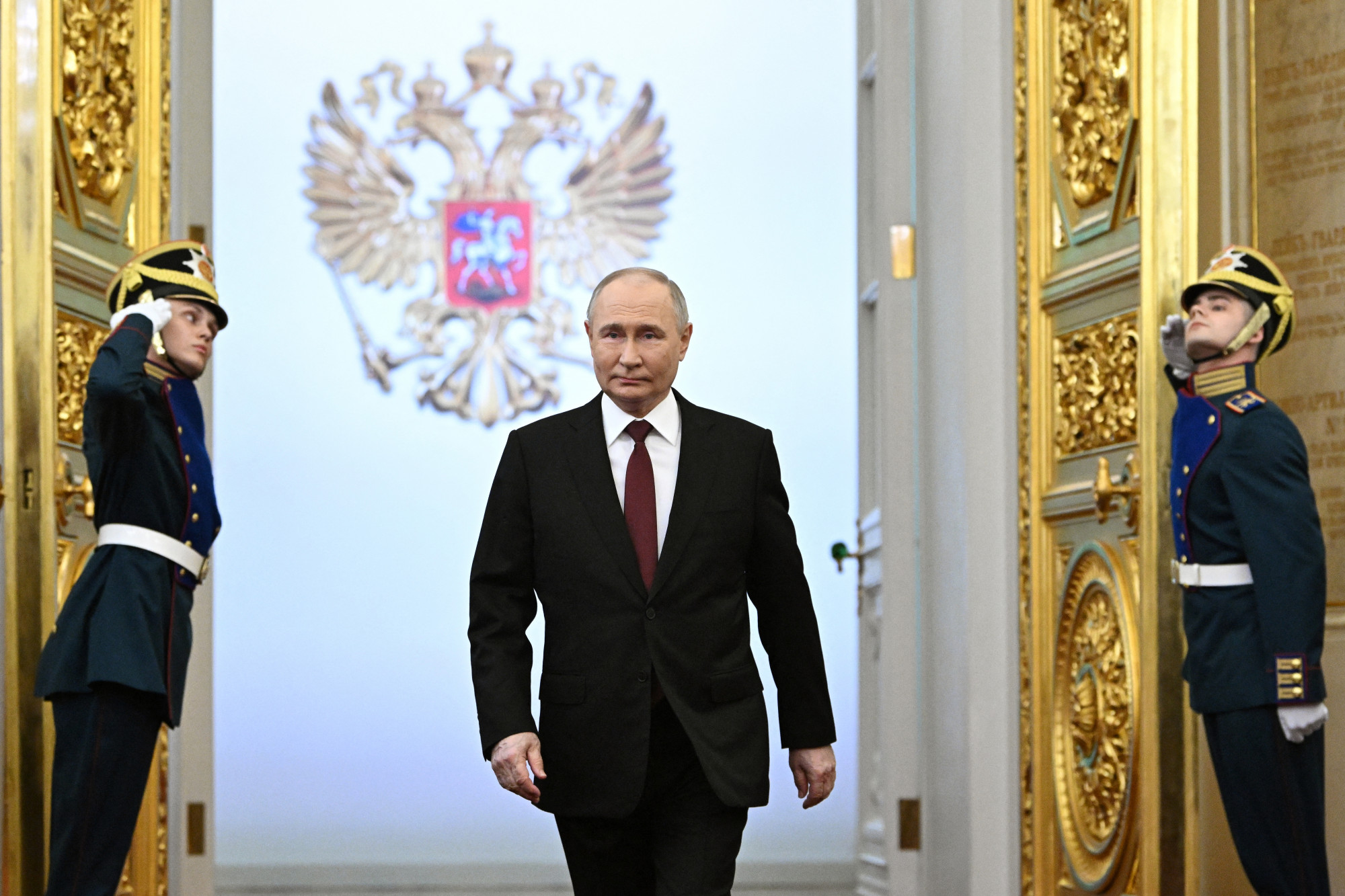 Putyin bevonul a Kreml dísztermébe, hogy letegye ötödször is az elnöki esküjét.