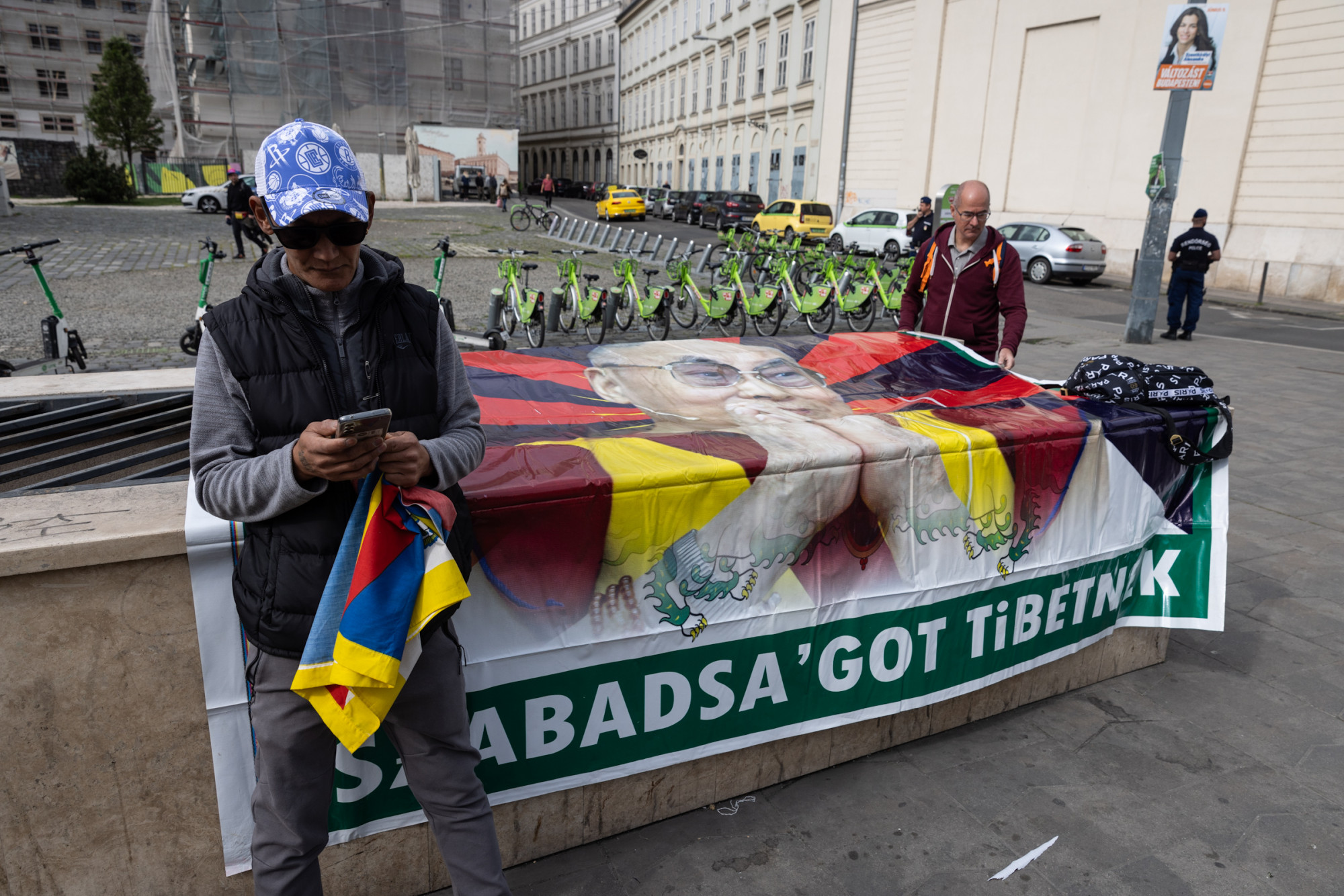Tibeti zászlókkal várják a hazánkba látogató kínai elnököt