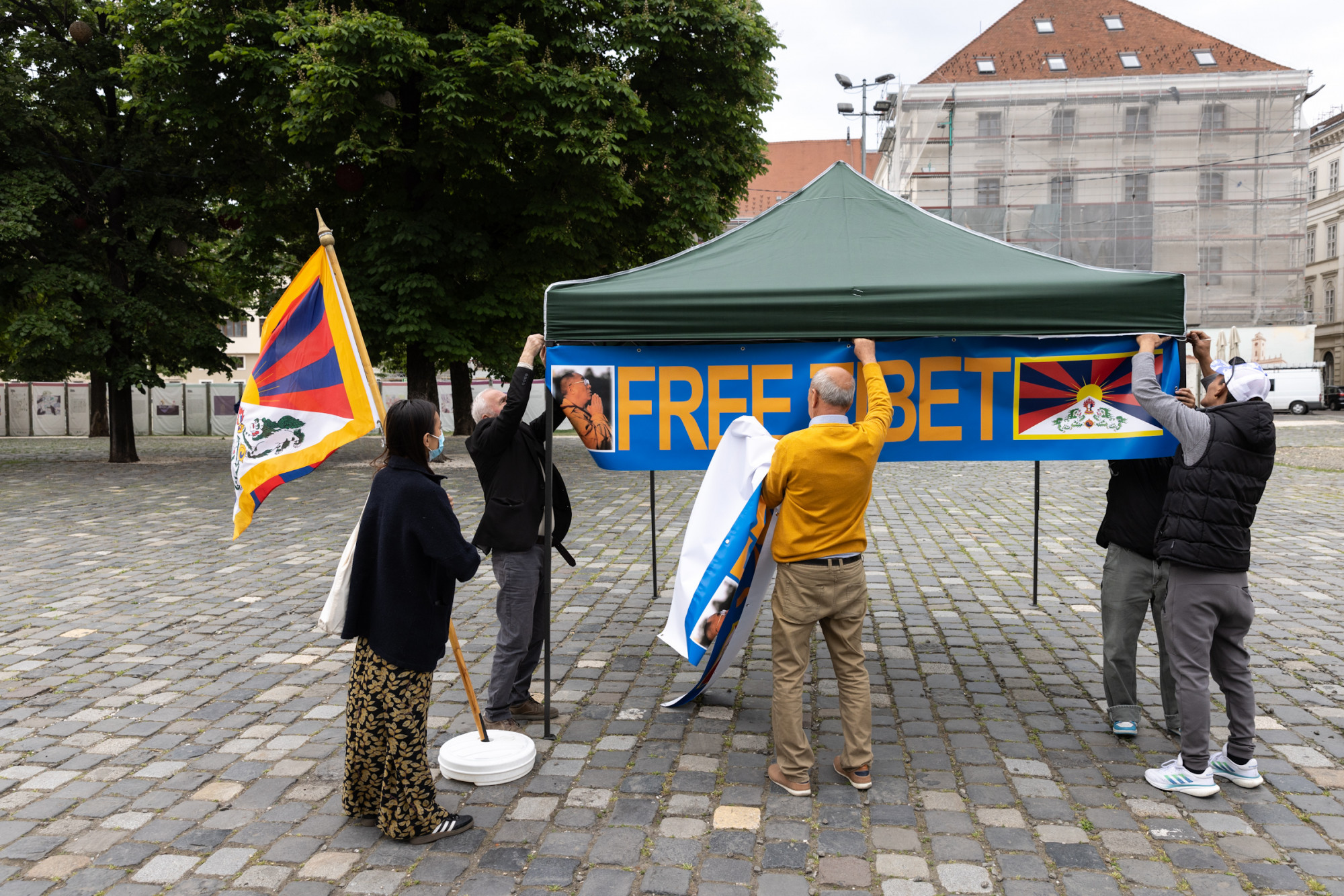 Így tüntette el a rendőrség a tibeti zászlókat Hszi Csin-ping elől