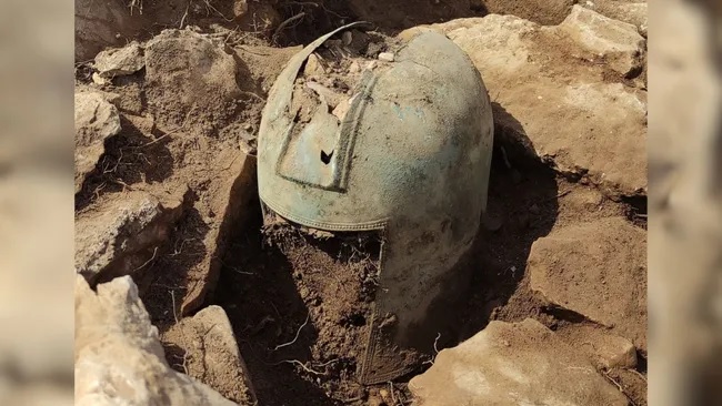 Rejtélyes rendeltetésű fémsisak került elő az Adriai-tenger ókori kalózainak temetkezési helyéről