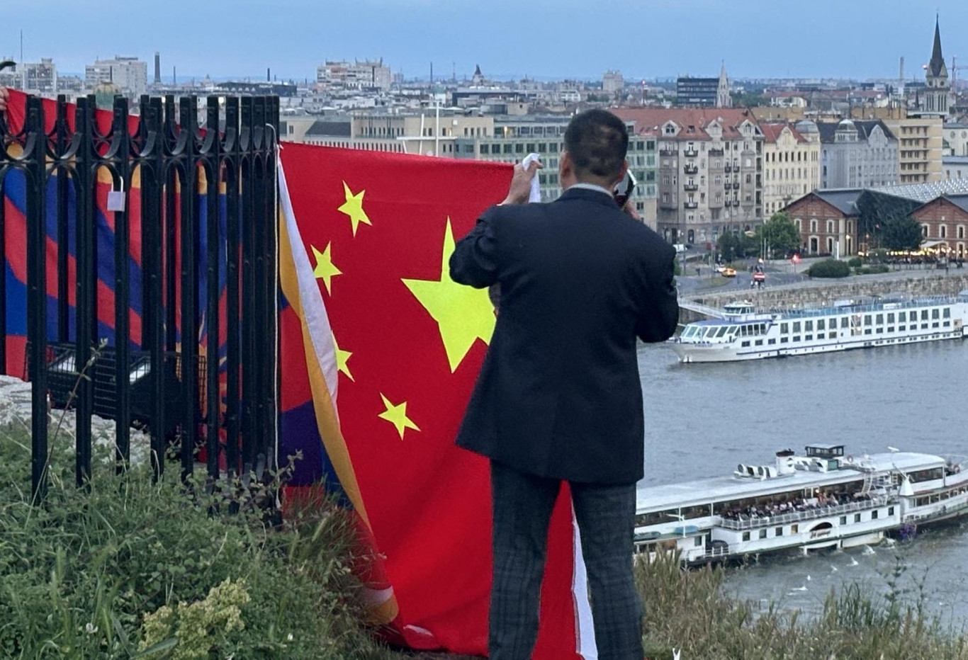Kínai zászlóval takarták le a tibetit a Gellért-hegyen