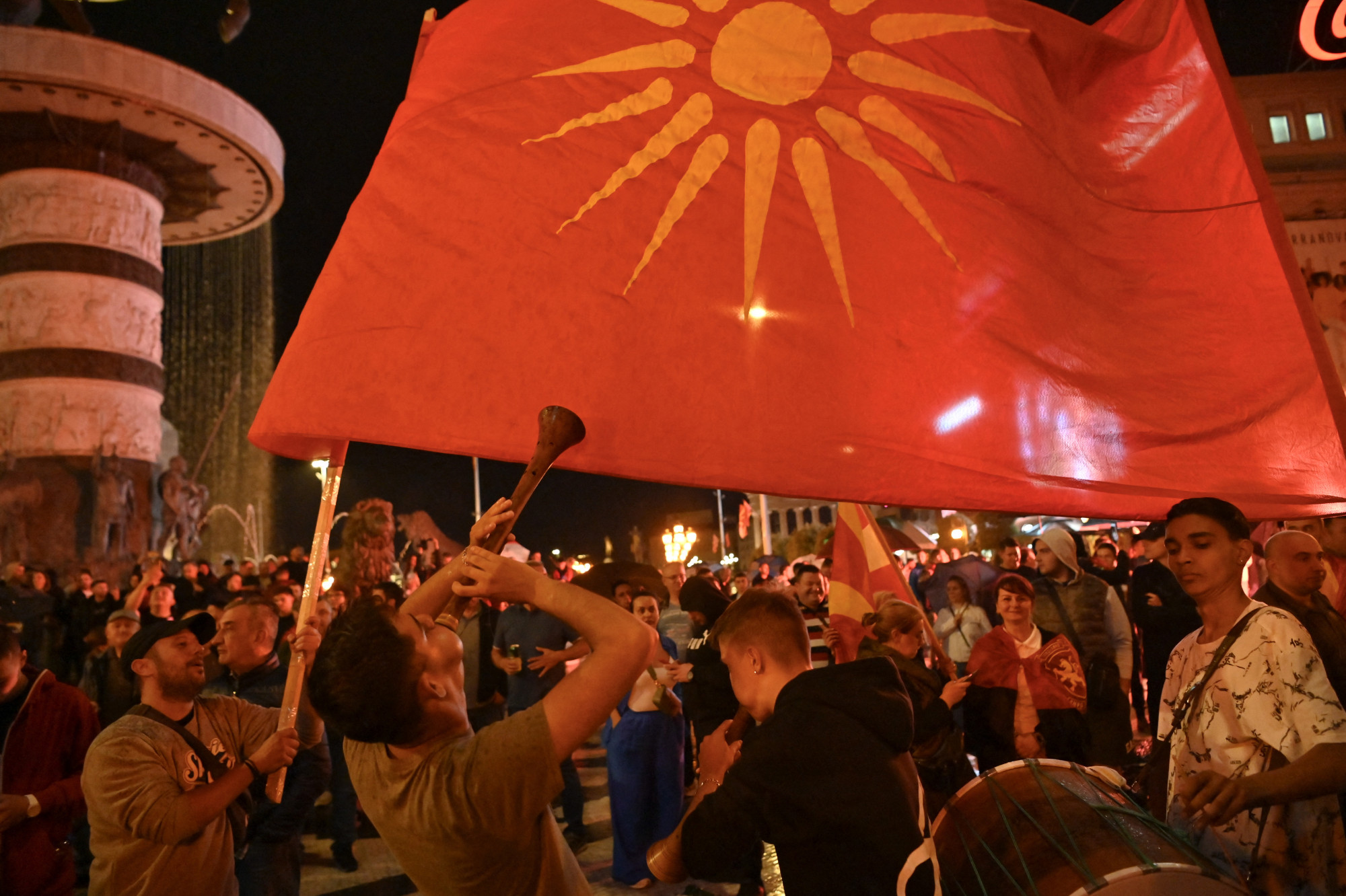 Hajnalig tartott az ünneplés Skopje utcáin