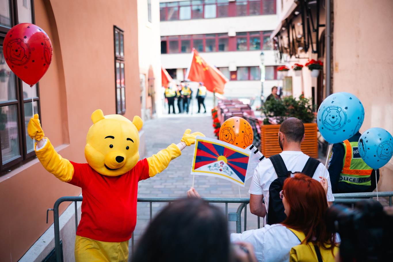 Micimackó-jelmezben, tibeti és tajvani zászlókat lengetve tüntetett Hszi és Orbán találkozója ellen a Momentum