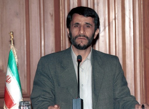 A fiatal Ahmadinezsád, Teherán polgármestere 2003-ban.