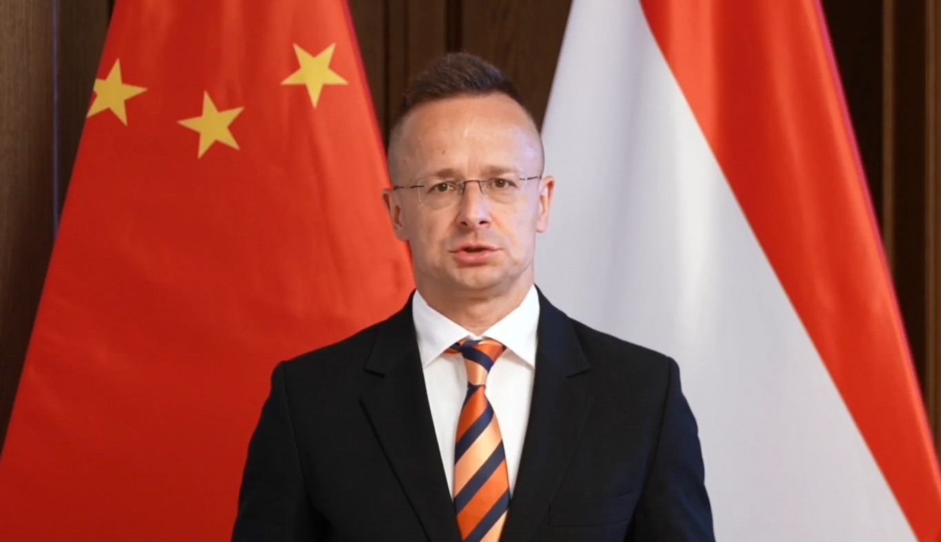 Átfogó nukleáris megállapodást és a kínaiakkal együtt előkészített új vasútvonalakat jelentett be Szijjártó