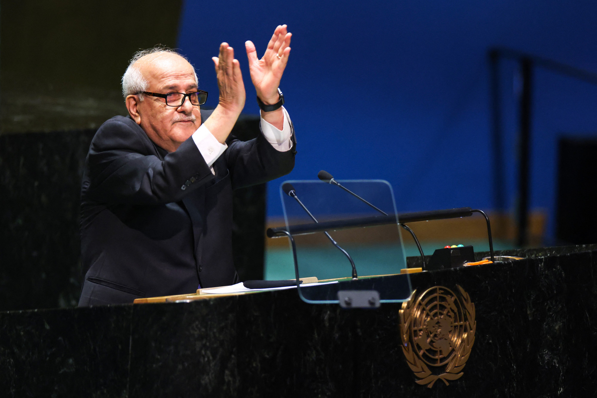 A palesztin ENSZ-nagykövet tapsol