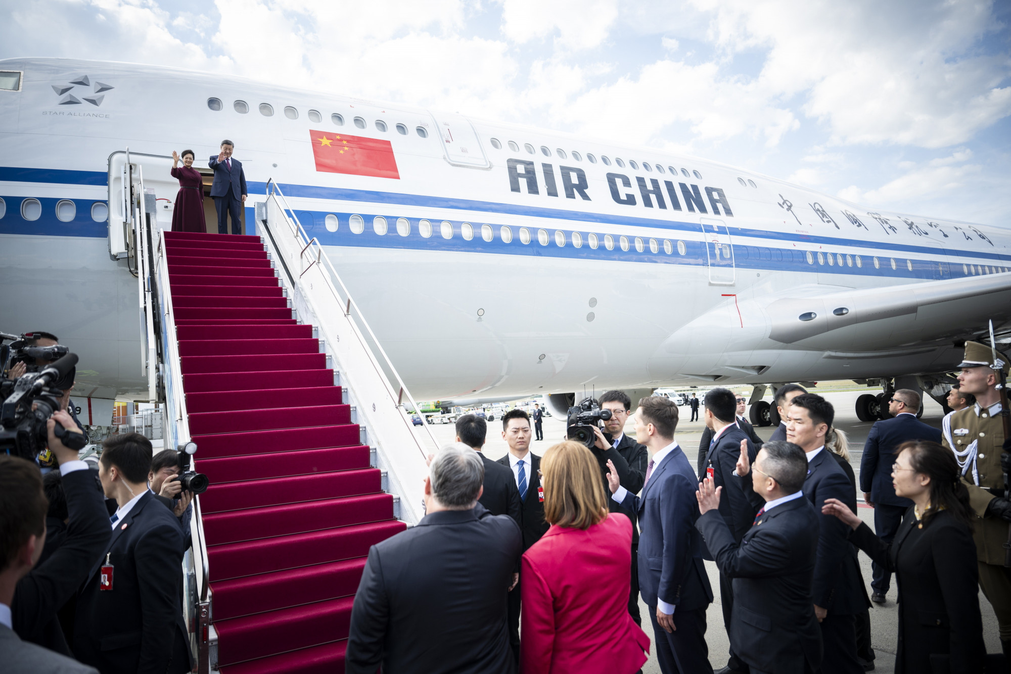 Miniszterelnök úr kikísérte a reptérre Hszi elvtársat
