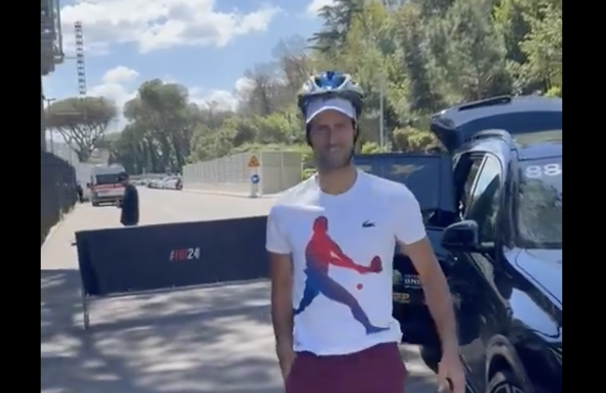 Fejbe találta egy kulacs, másnap bukósisakban ment a szurkolók közé Novak Djokovic