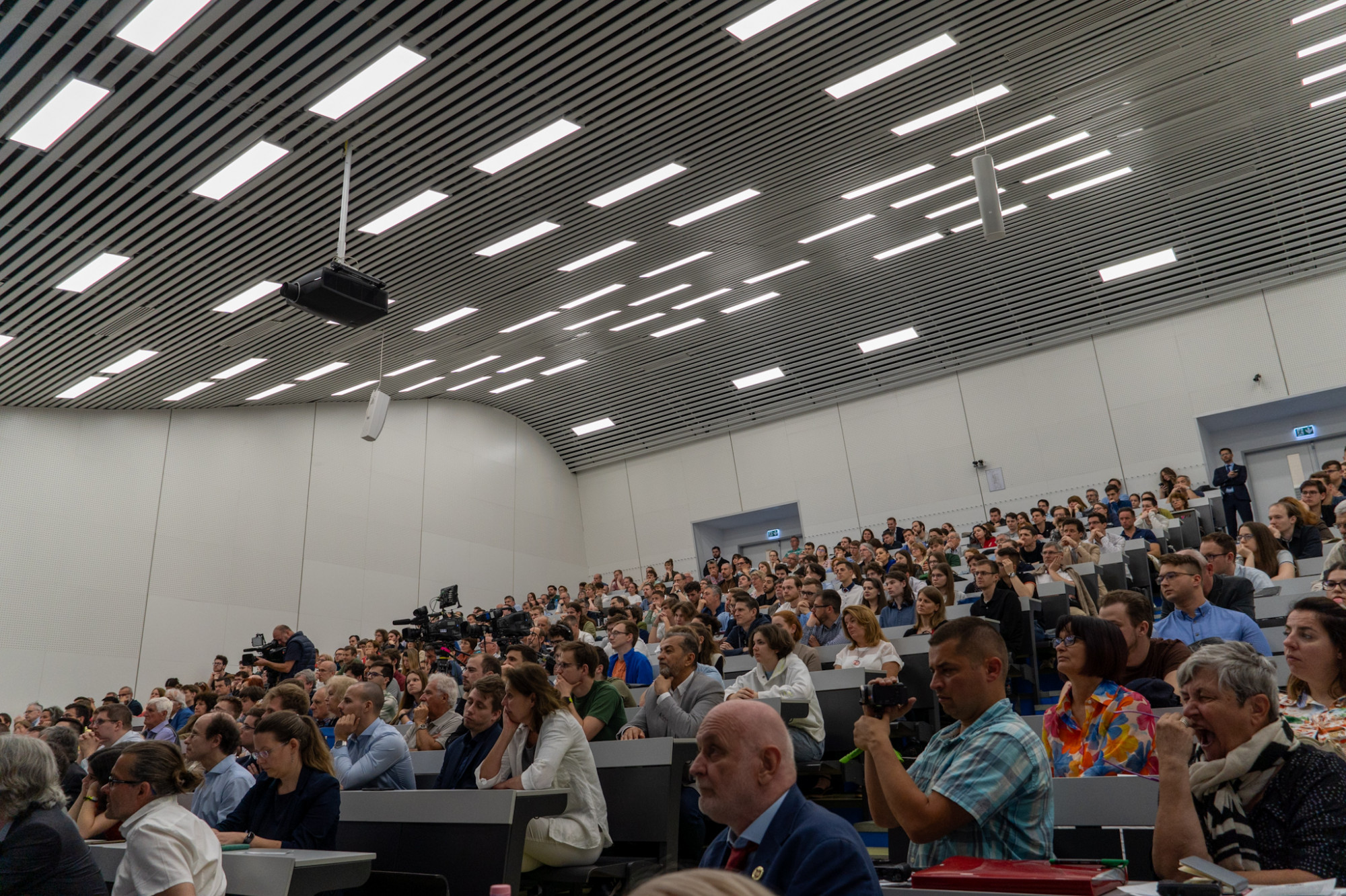 A közönség Krausz Ferenc Nobel-díjas fizikus előadásán a BME Q épületének Simonyi Károly mérnök-fizikusról elnevezett termében