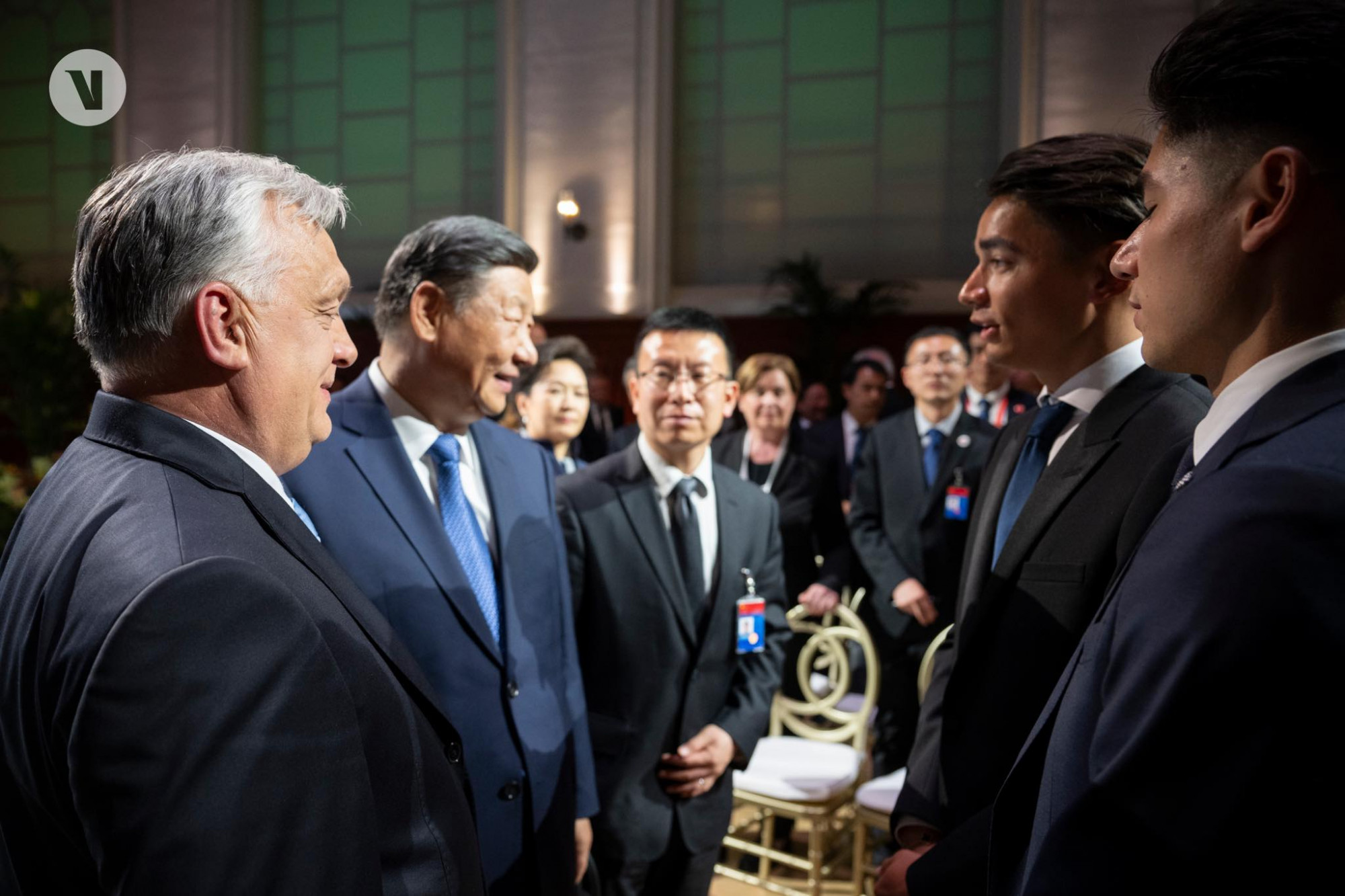 Orbán Viktor, Hszi Csin-ping és a Liu-fivérek