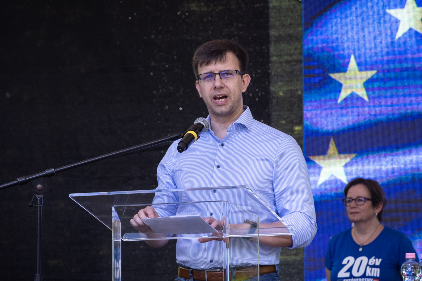 Az Európai Parlament választásra buzdít a Szabadság téren, miközben országos szinten megy az uszítás Brüsszel ellen