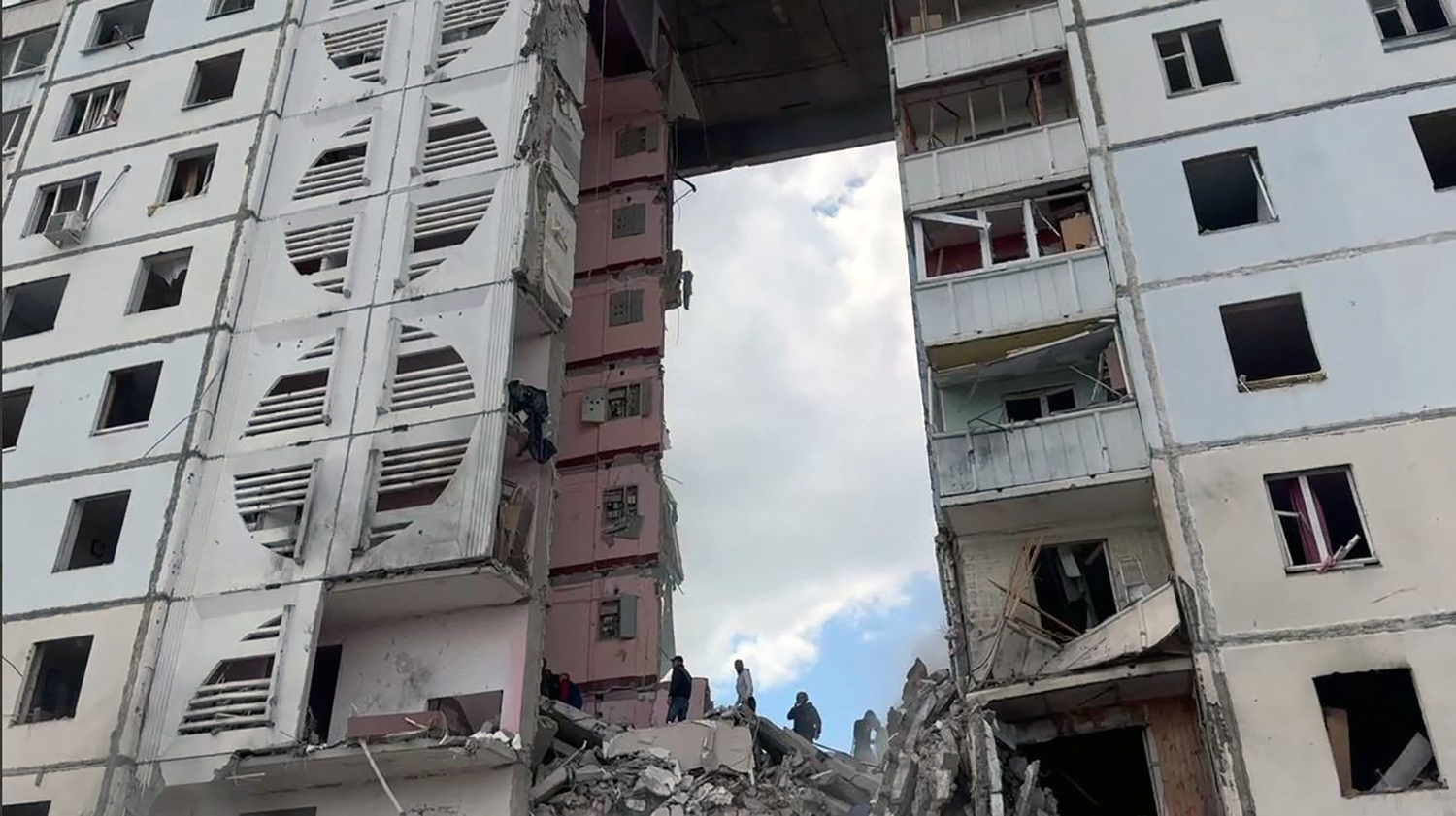 Többen is meghaltak, amikor egy rakétatámadásban beomlott egy orosz lakóház több emelete