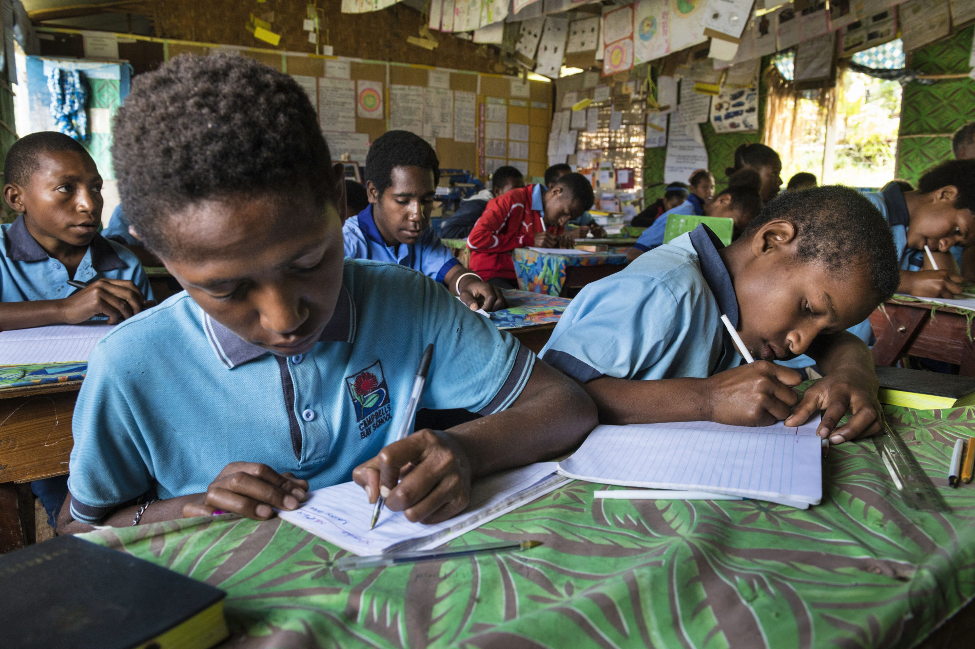 Iskolai életkép Kagaï-ban, Pápua Új-Guinea Simbu tartományában